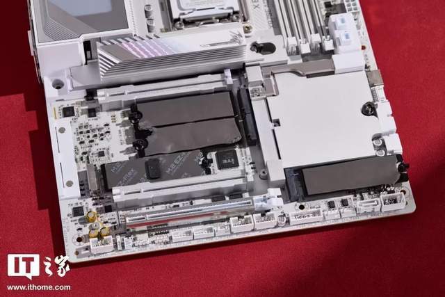 技嘉X870E X3D 超级冰雕主板测评：为游戏极限而生